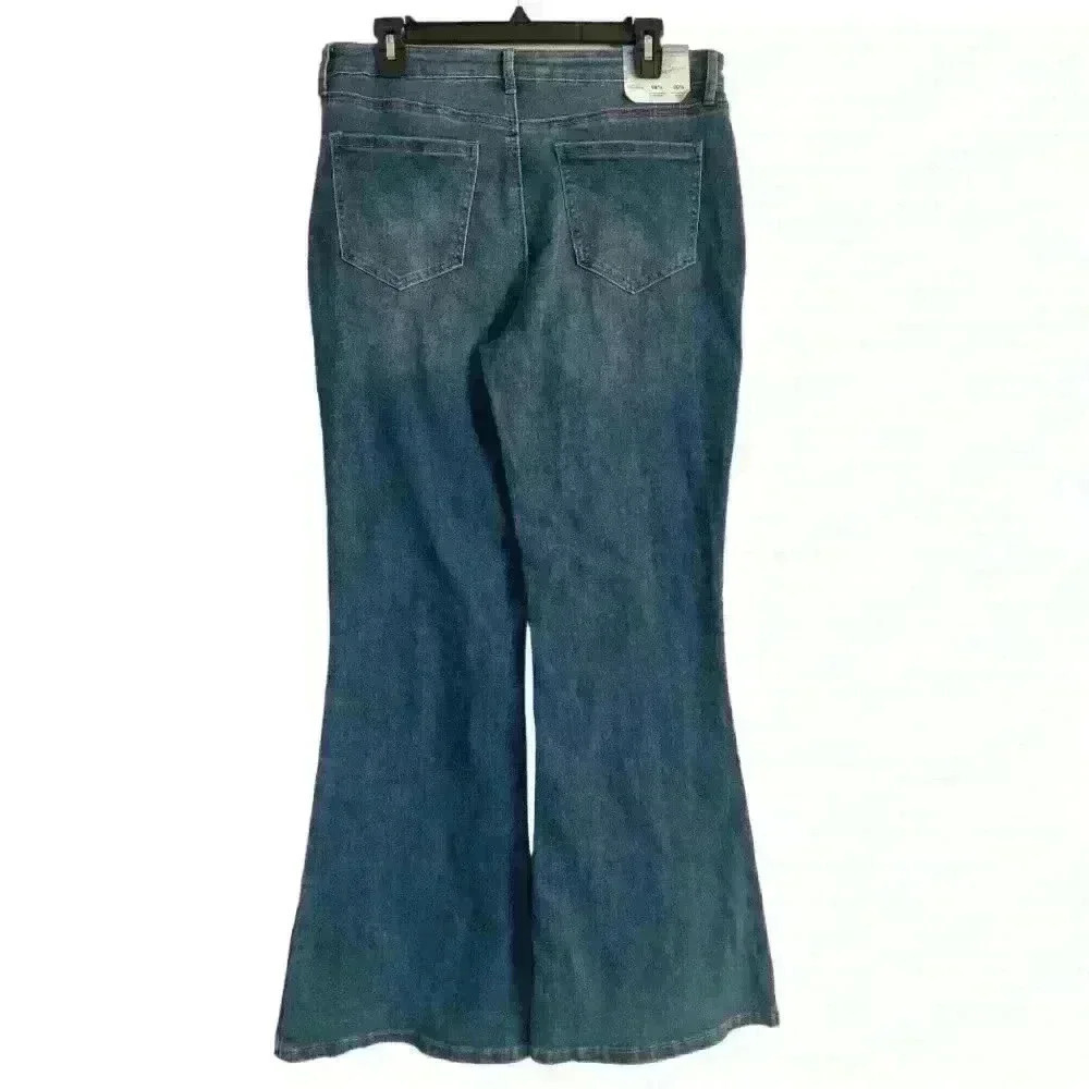 NWT ABOUND Mid Rise Flare Jeans - Women's Size 32 - Picture 2 of 5